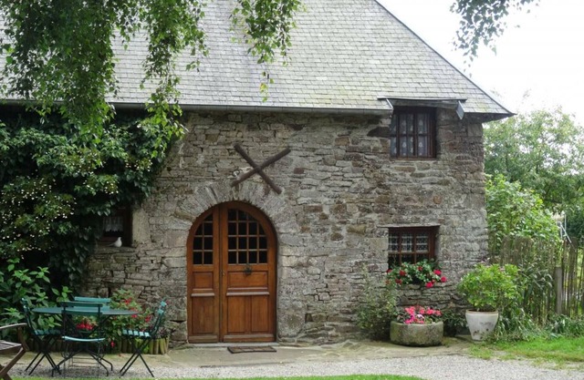 Charming 17th-Century Stone Cottage with Fireplace, Garden, and Modern Amenities