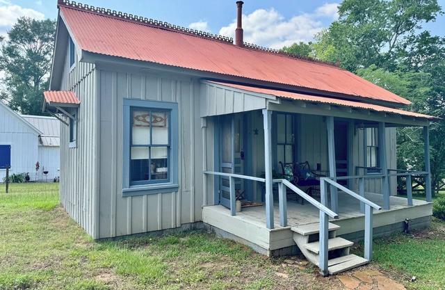 Charming 1880 Cottage in town of New Ulm walking distance from local businesses!