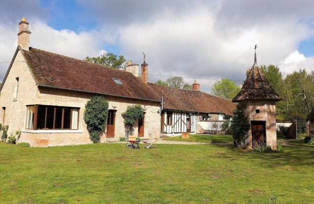 Charming 18th Century House in Sologne with Private Park, Lake, and Fireplace