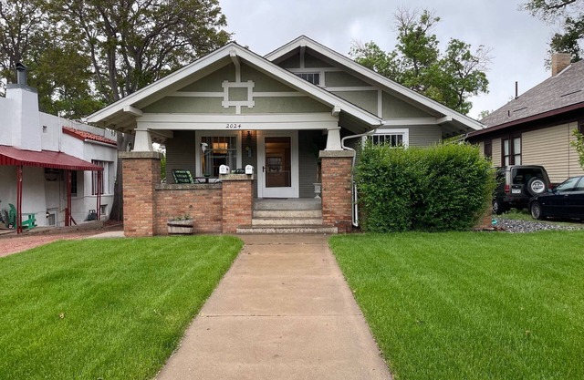 Charming 1916 Craftsman Near UNC & Historic Downtown Greeley with AC and WiFi