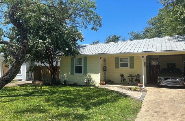 Charming 1950s 3-bedroom house with hot tub and close to amenities in Kerrville!