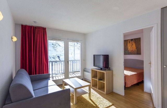Charming 1BR Apt for 4 with Covered Parking, Pool & Fitness Room Near Slopes