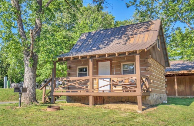 Charming 1BR Cabin with Parking