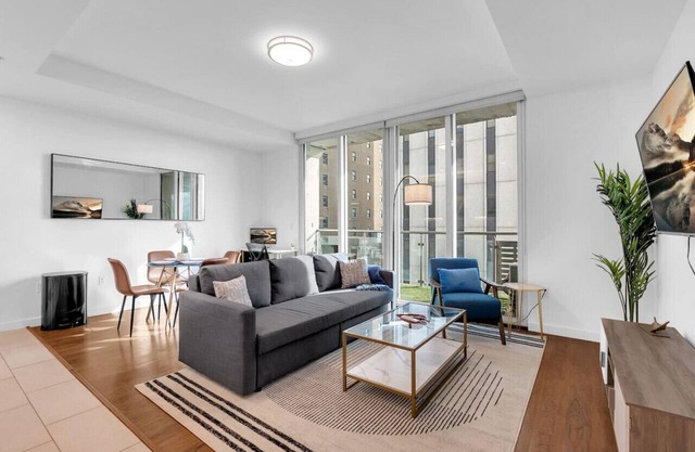 Charming 1BR NearBOKCntr-Gym,Lounge,Balcony,PetOK