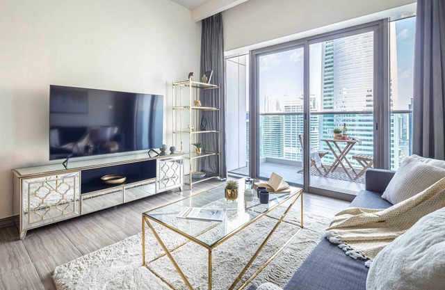 Charming 1BR w/Partial Lake Views in JLT!