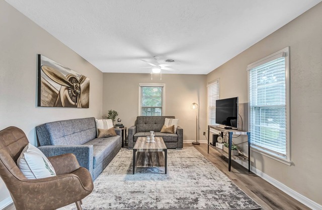 Charming 2/1 Cottage-Style House Near Texas A&M, Recently Updated