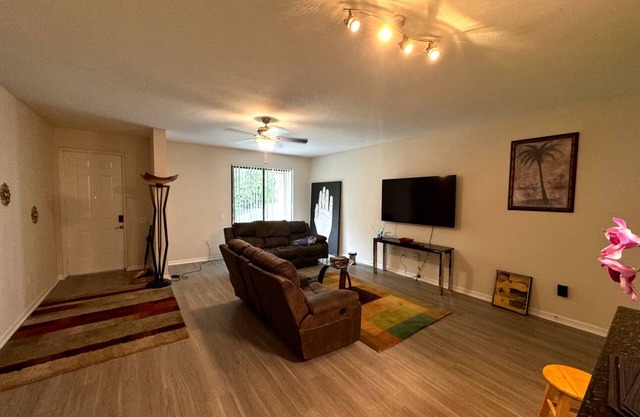 Charming 2-bedroom apartment with AC, WiFi in phenomenal Palm Beach Gardens