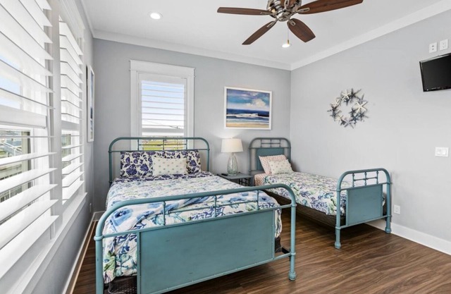 Charming 2-bedroom cabin in serene Crystal Beach
