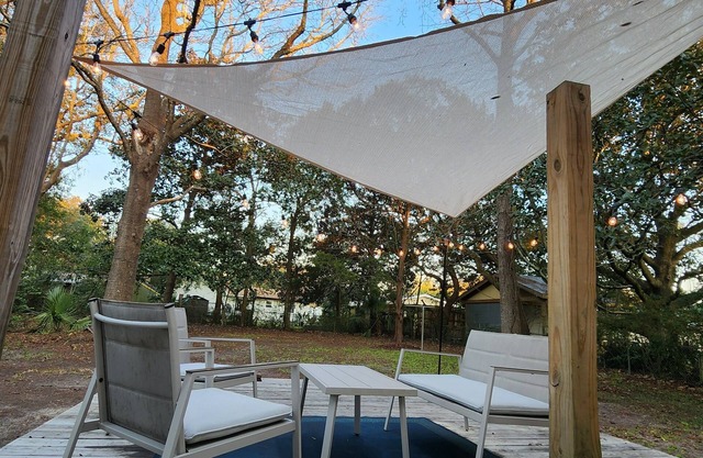 Charming 2-Bedroom Bungalow near the Water