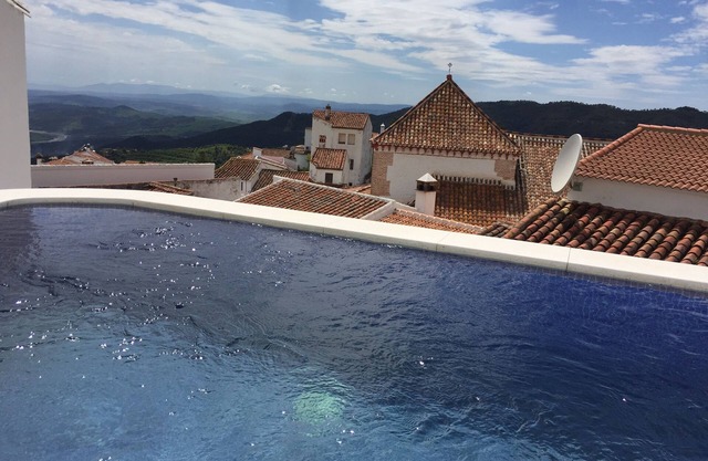 Charming 2 bed 2 bath house with stunning views and plunge pool (10x8x5)