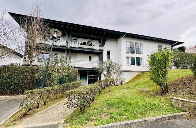 Charming 2-Bed Apt in Cambo-les-Bains - WiFi, Terrace, Parking, Pet-Friendly