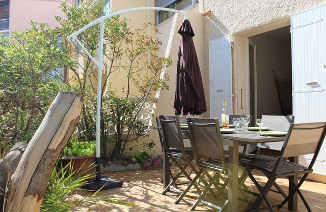 Charming 2-Bedroom Beach House with Terrace & Parking, Steps from the Beach
