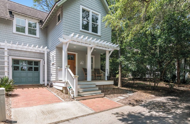 Charming 2 Bedroom near desirable East Beach! Shoals club available