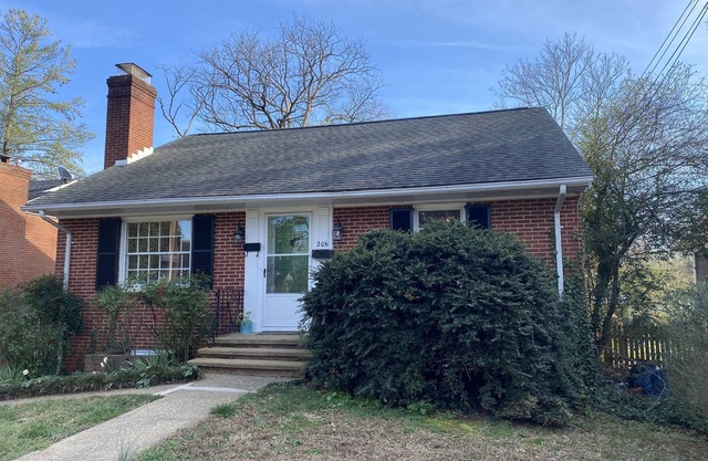 Charming 2 bedroom Brick Cottage in Charlottesville, minutes from Scott Stadium