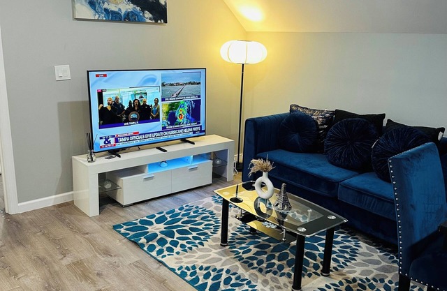 Charming 2-bedroom apartment with WiFi, AC in City of Orange