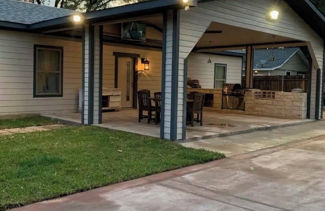 Charming 2-bedroom 2 full bathroom house in Balch Springs with AC, WiFi