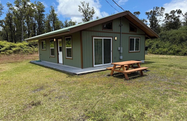 Charming 2-bedroom house near Volcanoes National Park with WiFi.