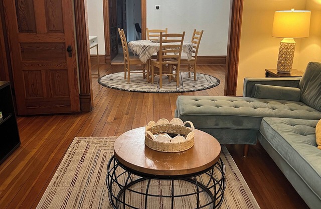 Charming 2-bedroom 1 block to Wrigley