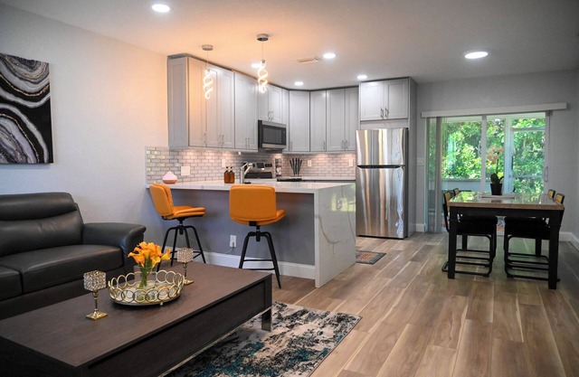 Charming 2-bedroom 1bath house in Hollywood with AC, WiFi 2TV'S, patio and yard