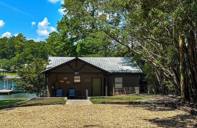 Charming 2-bedroom 2 bath house on beautiful Lake Martin. Quiet and peaceful.