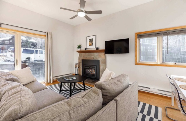 Charming 2 bedroom, 2 bath, On-Mountain in 10 Min!