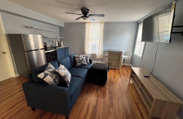 Charming 2-bedroom apartment in brilliant New Castle with WiFi, AC