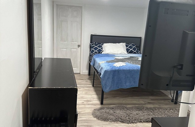Charming 2-bedroom apartment in wonderful Irvington with AC, WiFi. Newly built.