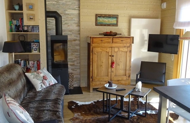 Charming 2-Bedroom Apartment for 4, Close to Shops and Slopes - East-Facing Balcony