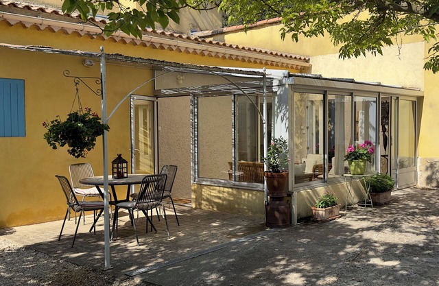 Charming 2-bedroom apartment with, pool, wifi, AC near L'isle sur la Sorgue