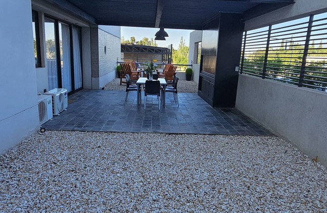 Charming 2-bedroom apartment in fabulous Mendoza close to shopping center.