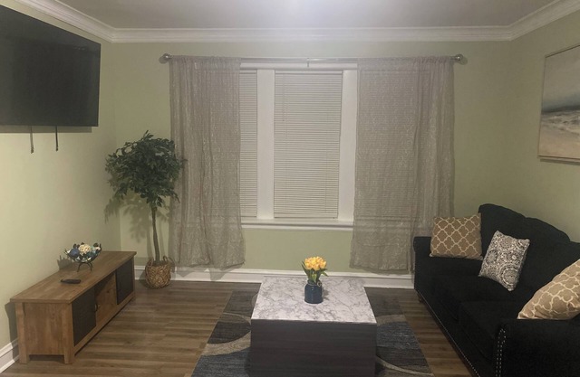 Charming 2-bedroom apartment in awesome Chicago with WiFi, AC