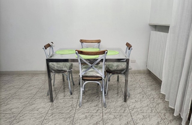 Charming 2-bedroom apartment with AC and WiFi in welcoming Bologna