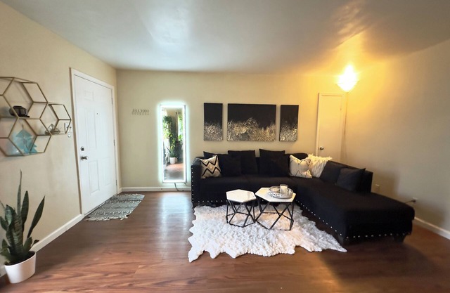 Charming 2-bedroom apartment with WiFi, AC near downtown Austin