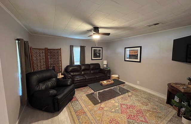 Charming 2-bedroom bungalow with WiFi and AC in brilliant Stillwater