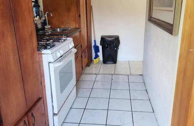 Charming 2-bedroom bed & breakfast in brilliant Nassau with AC, WiFi