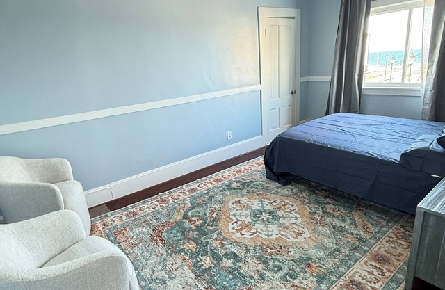 Charming 2-bedroom building in delightful Hull with ocean view