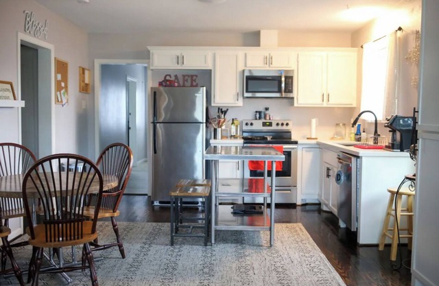 Charming 2-bedroom bungalow with WiFi, AC in marvelous East End, Houston