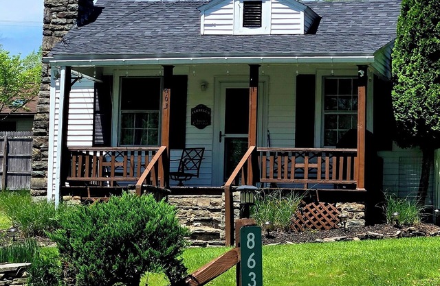 Charming 2-bedroom cottage with AC, WiFi in serene Lake wallenpaupackview access