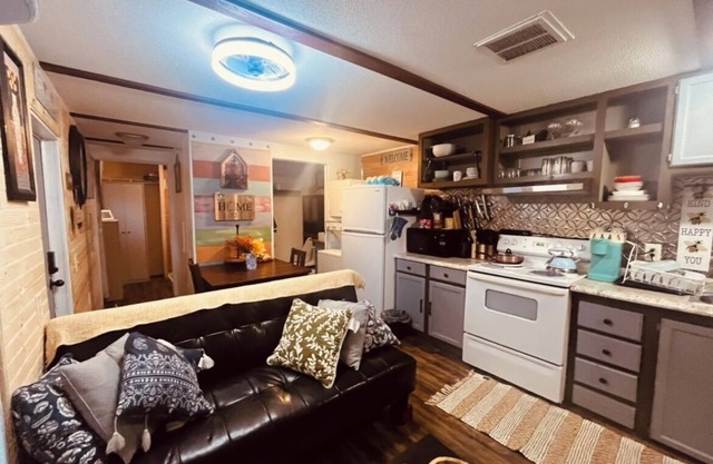 Charming 2-bedroom cabin with WiFi, AC in tranquil surrounding.