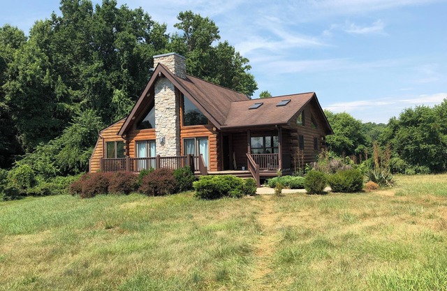 Charming 2-bedroom cabin close to Fair Hill on horse farm