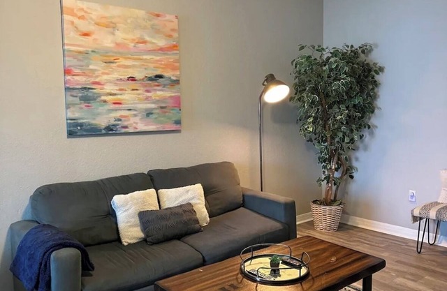 Charming 2-bedroom condo in Tampa. USF, Busch Gardens Area!
