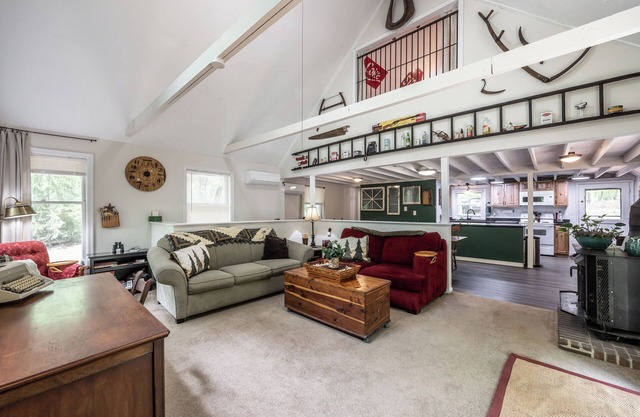 Charming 2-bedroom cottage in lovely Madison with WiFi, AC