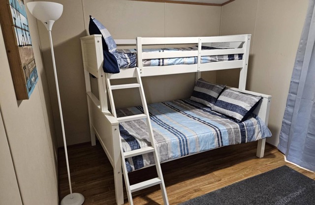Charming 2-bedroom cottage located on Claytor Lake with WiFi, AC