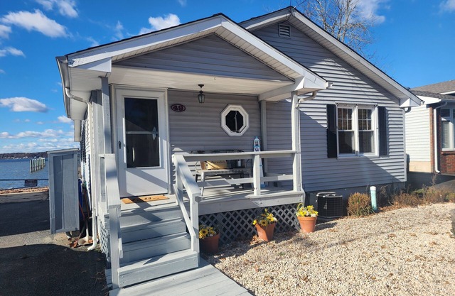 Charming 2-bedroom cottage with BOAT SLIP, WiFi, and AC