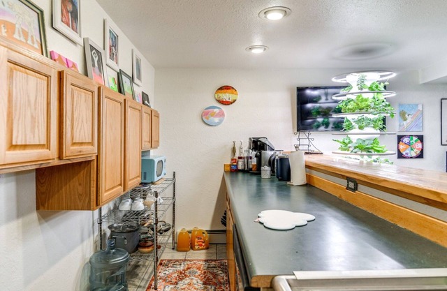 Charming 2-bedroom Girdwood Alyeska apartment with Hot Tub Walk to Slopes