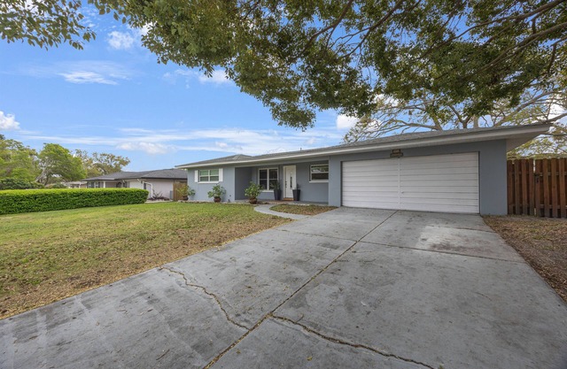 Charming 2-bedroom house with WiFi, AC and 2 car garage in delightful Clearwater