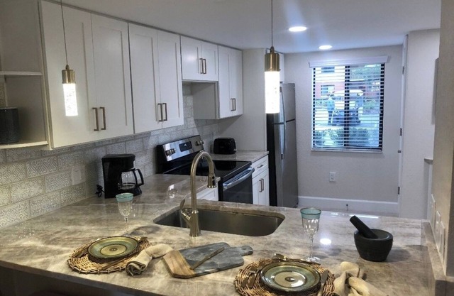 Charming 2-bedroom hotel with fitness room and AC in Kissimmee 1M from disney