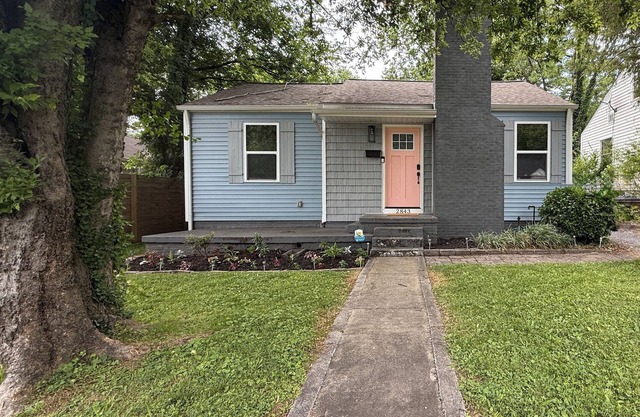 Charming 2-bedroom house in Knoxville with WiFi and AC