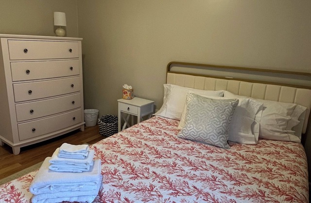 Charming 2-bedroom house with WiFi, AC in lovely Waterford