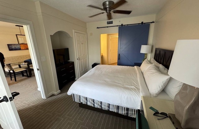 Charming 2-bedroom hotel with WiFi, fitness room in wonderful Orlando
